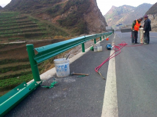 道路安裝波形護欄 